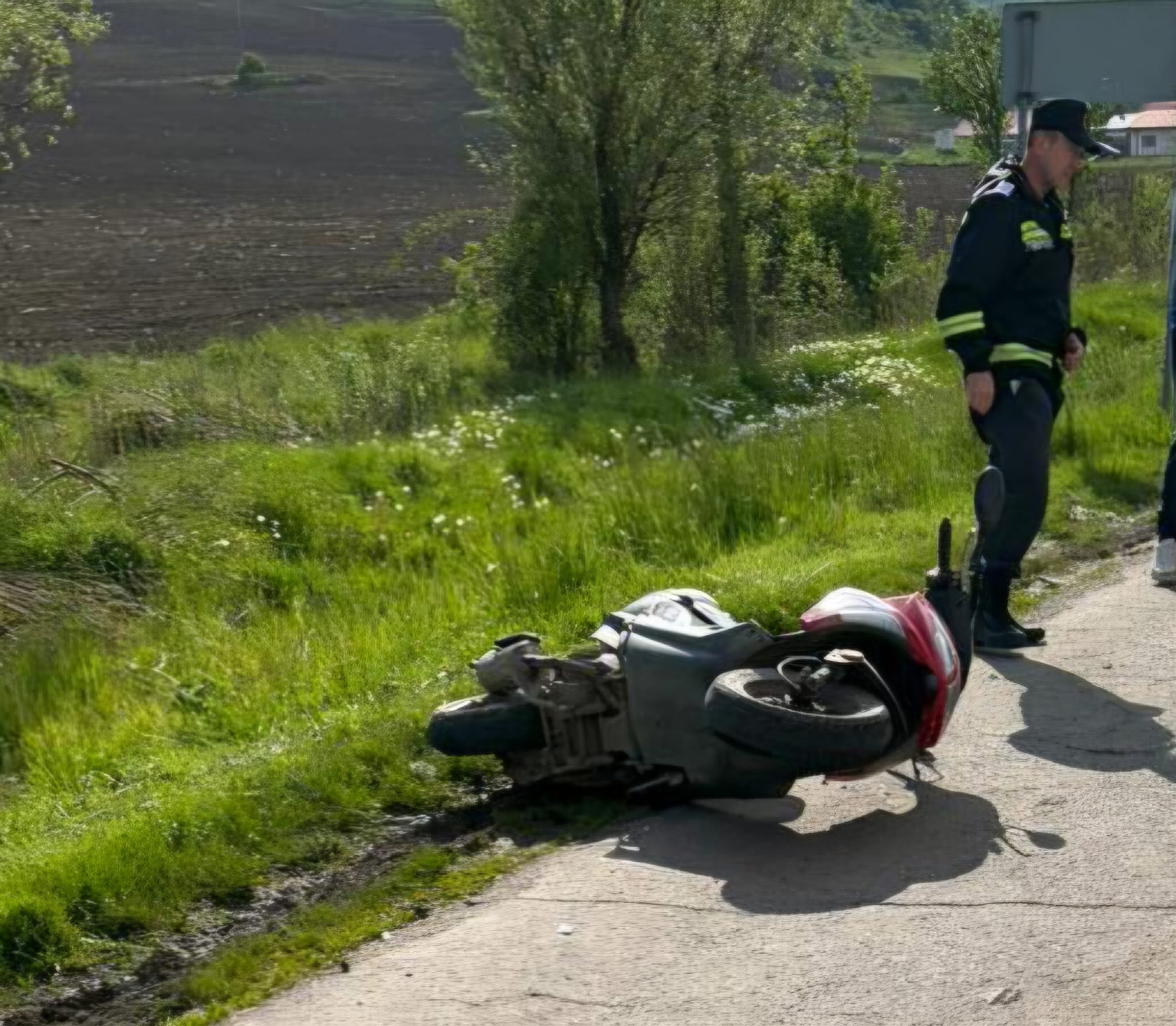 Polițiști și ambulanță la locul accidentului de la Remetea Mare