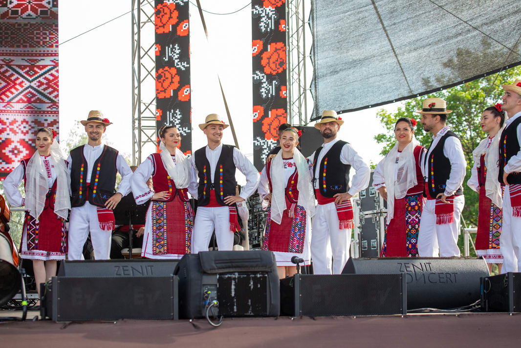 Spectacol folcloric tradițional românesc la festivalul Mamaia 2026