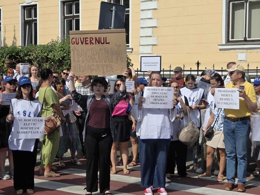 Sindicaliști din Educație și Sănătate protestând pentru salarii mai bune Sindicaliști din Educație și Sănătate protestând pentru salarii mai bune