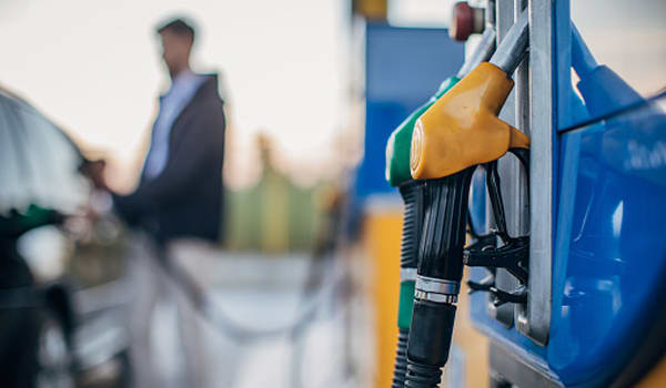 Cât plătesc șoferii din Caraș-Severin pentru carburant în august 2026