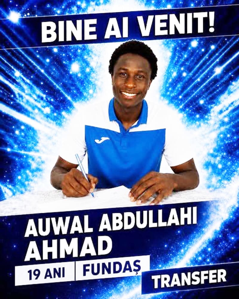 Fotbalist african în acțiune pe teren, jucător român, stadion Fotbalist african în acțiune pe teren, jucător român, stadion