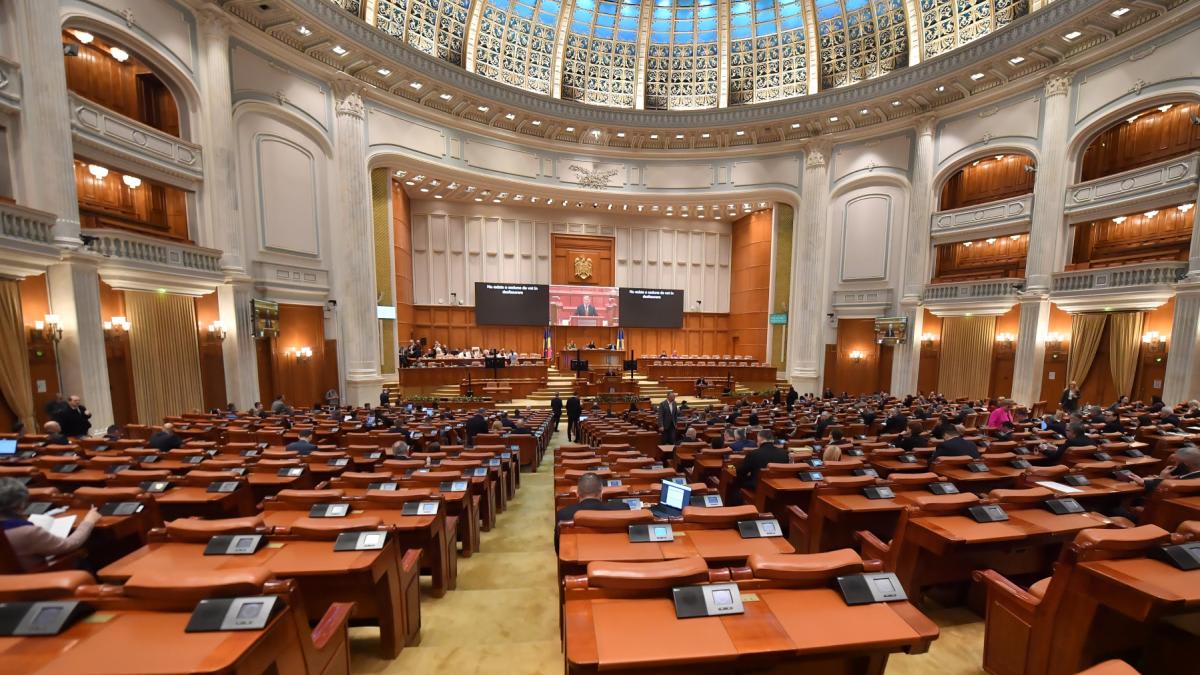 Camera Deputaților modifică legea pentru consilierii locali și județeni angajați la stat