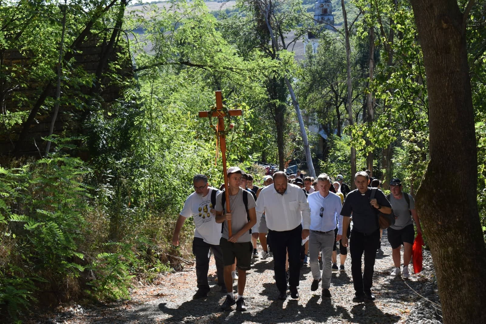 O sută de tineri pornesc din Bădăcin spre Sighet pe un drum al memoriei și recunoștinței