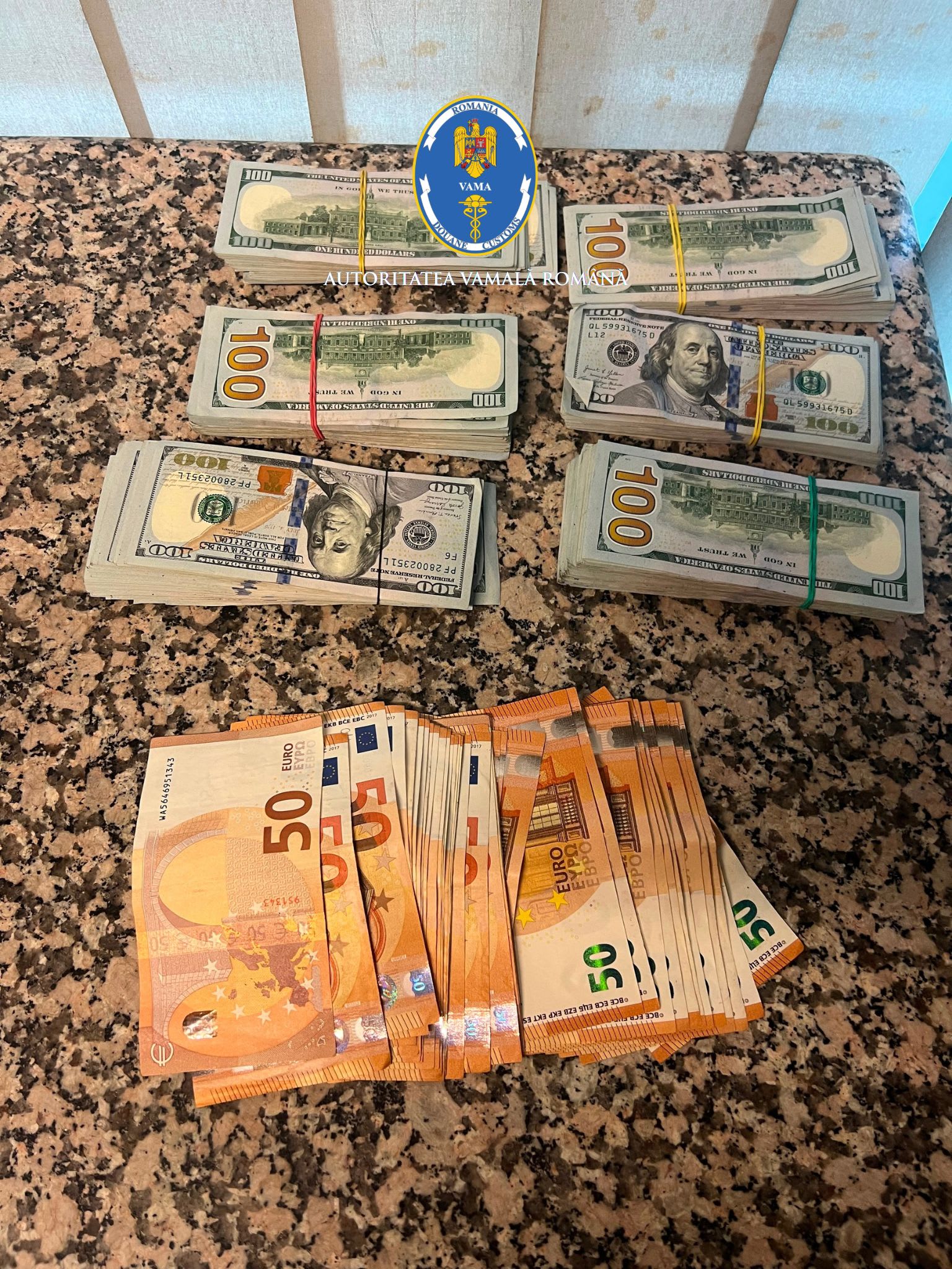 Pasager de pe Aeroportul Henri Coandă a încercat să ascundă 62.000 USD și EUR pentru copil la controlul vamal
