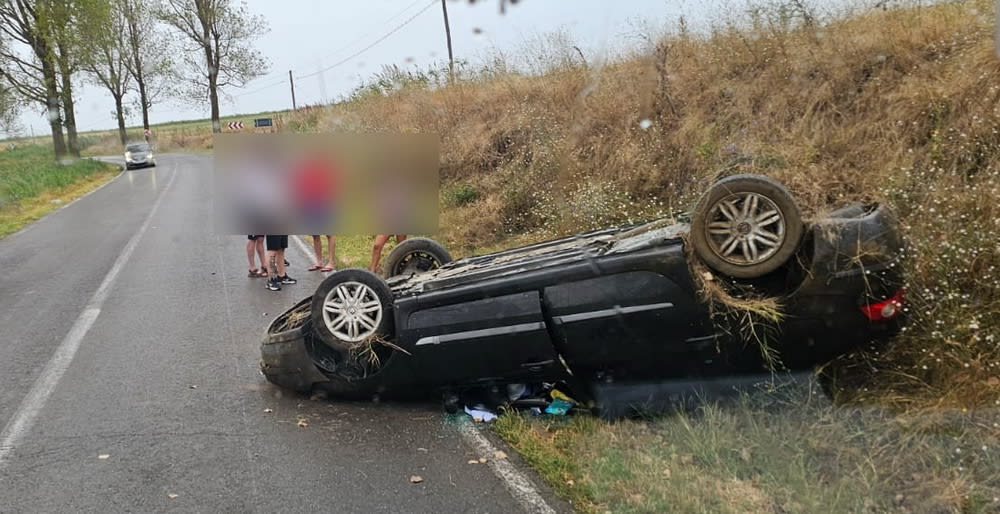 Mașină răsturnată pe DJ 222, la Agighiol, Tulcea Mașină răsturnată pe DJ 222, la Agighiol, Tulcea