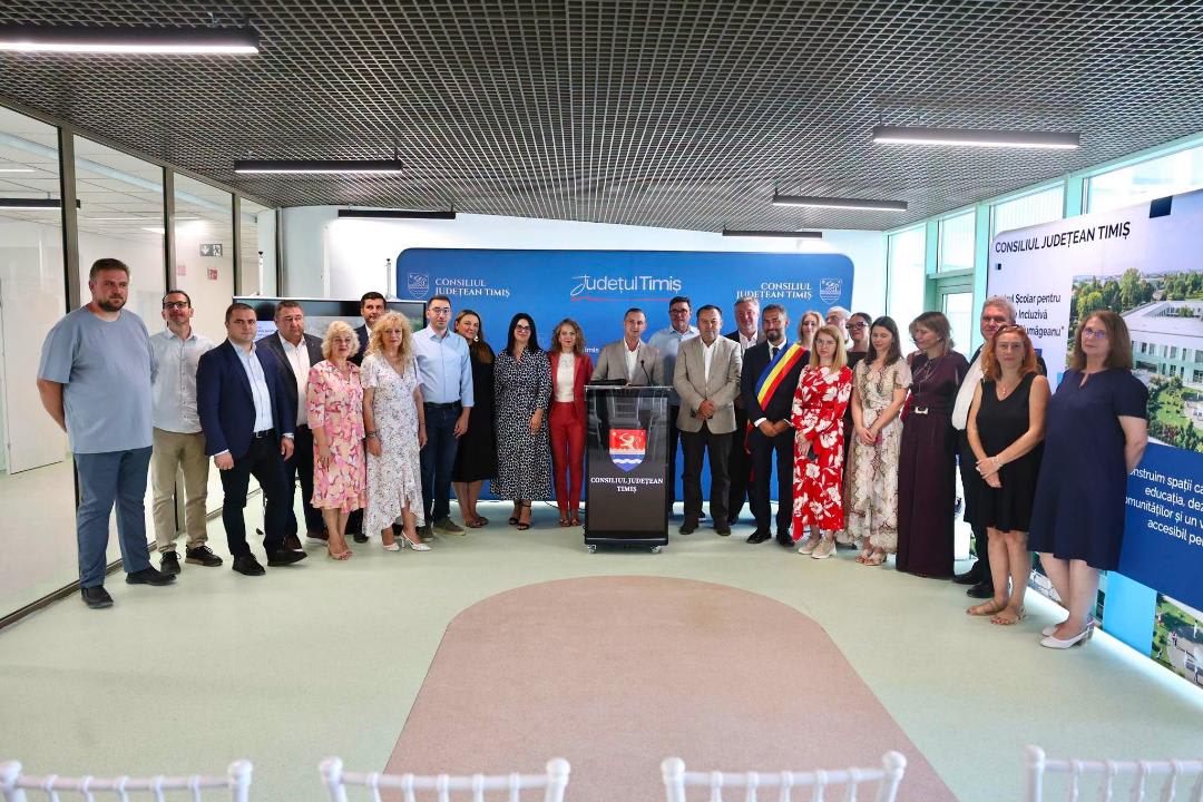 Clădire nouă pentru educație incluzivă la Giroc, cu elevi și personal educațional