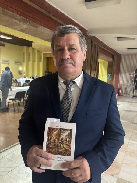 Autorul Adrian Bumbu la lansarea volumului de epigrame în zona pietonală din Zalău Autorul Adrian Bumbu la lansarea volumului de epigrame în zona pietonală din Zalău