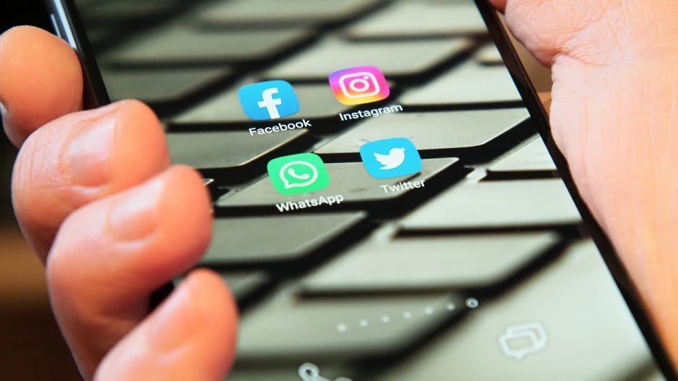 Logo Meta Facebook Instagram și copii utilizând telefonul mobil Logo Meta Facebook Instagram și copii utilizând telefonul mobil