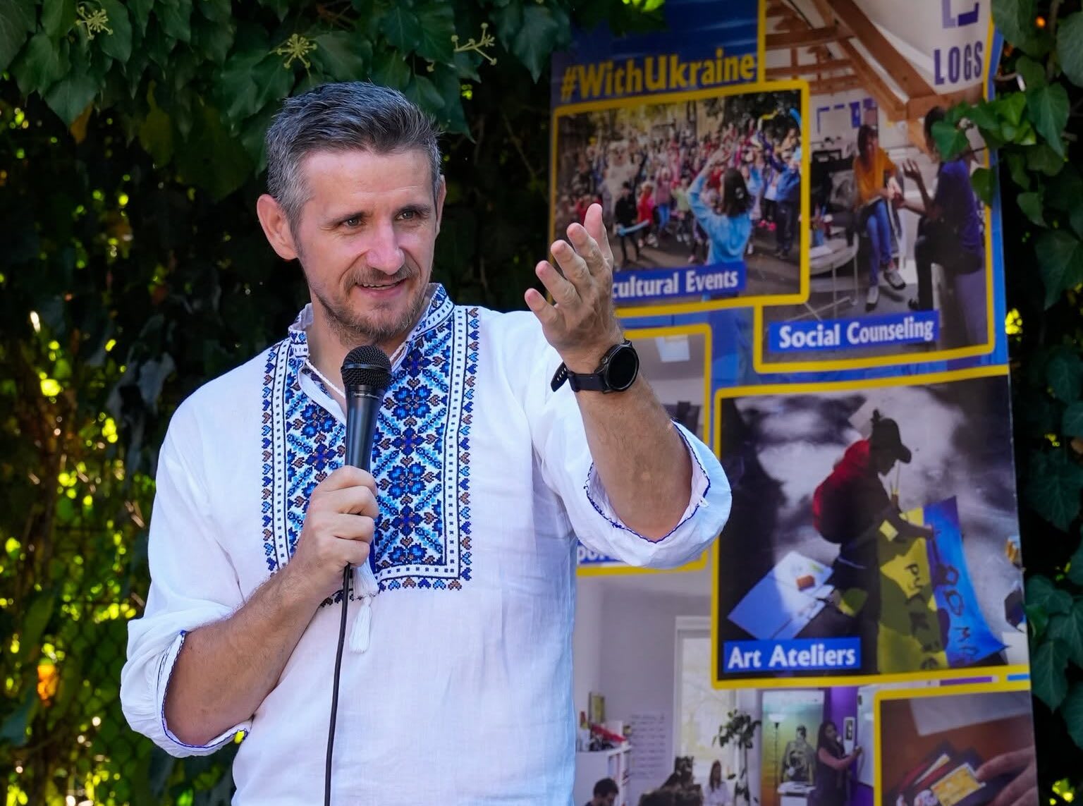 Flavius Ilioni în timpul unei activități sociale în Timișoara