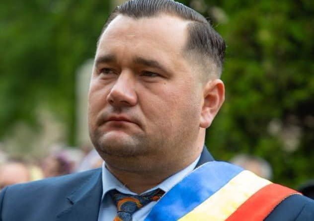 Judecător semnând decizia în sala de judecată Judecător semnând decizia în sala de judecată