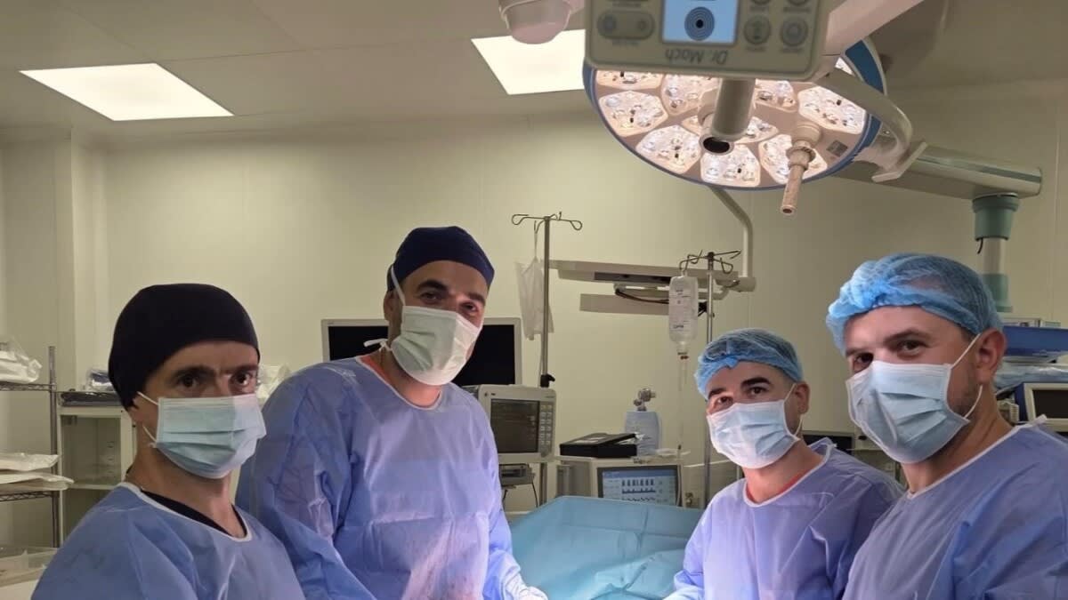 Echipă medicală în timpul intervenției chirurgicale la SCJU Suceava Echipă medicală în timpul intervenției chirurgicale la SCJU Suceava