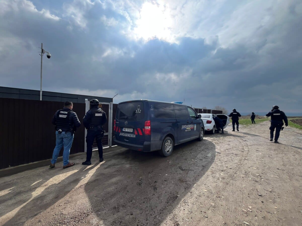 Inspector sanitar veterinar verificând adăpost de câini din Berchișești Inspector sanitar veterinar verificând adăpost de câini din Berchișești