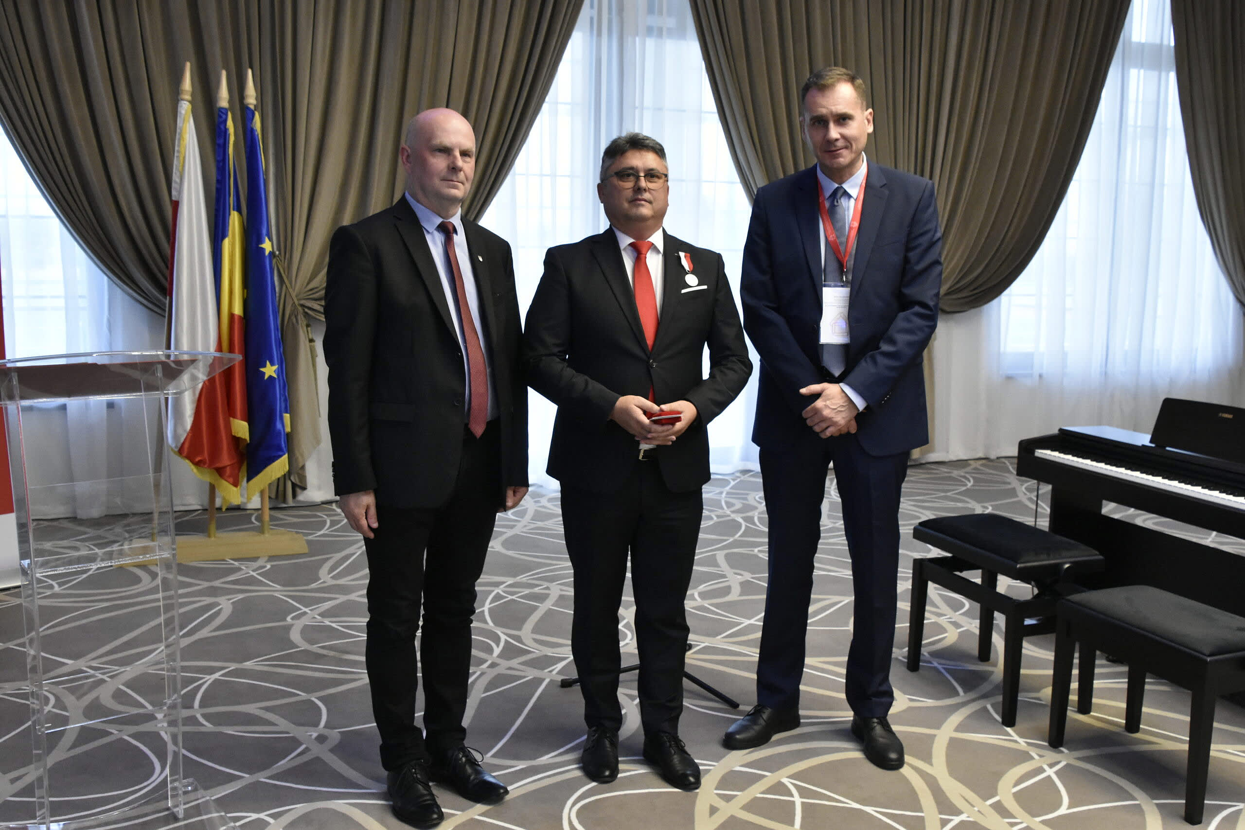 Duo pianistic interpretând pe scenă la Moara, expoziție și decorare oficială Duo pianistic interpretând pe scenă la Moara, expoziție și decorare oficială