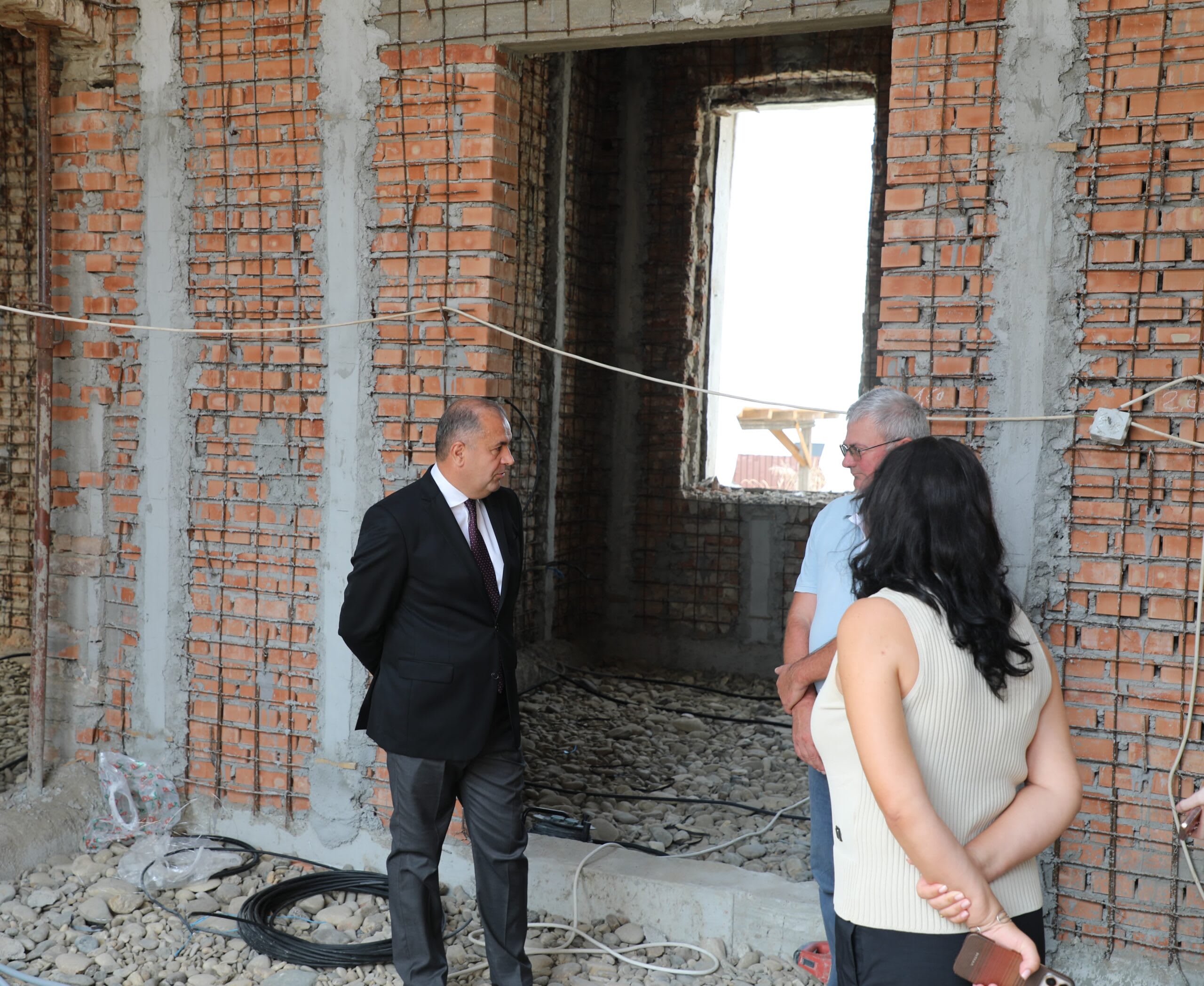 Nicușor Halici verificând lucrările la Sala de Lectură a Bibliotecii Județene Vrancea Nicușor Halici verificând lucrările la Sala de Lectură a Bibliotecii Județene Vrancea