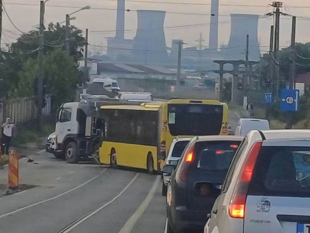 Echipaj SMURD intervenind la accident rutier în Timișoara