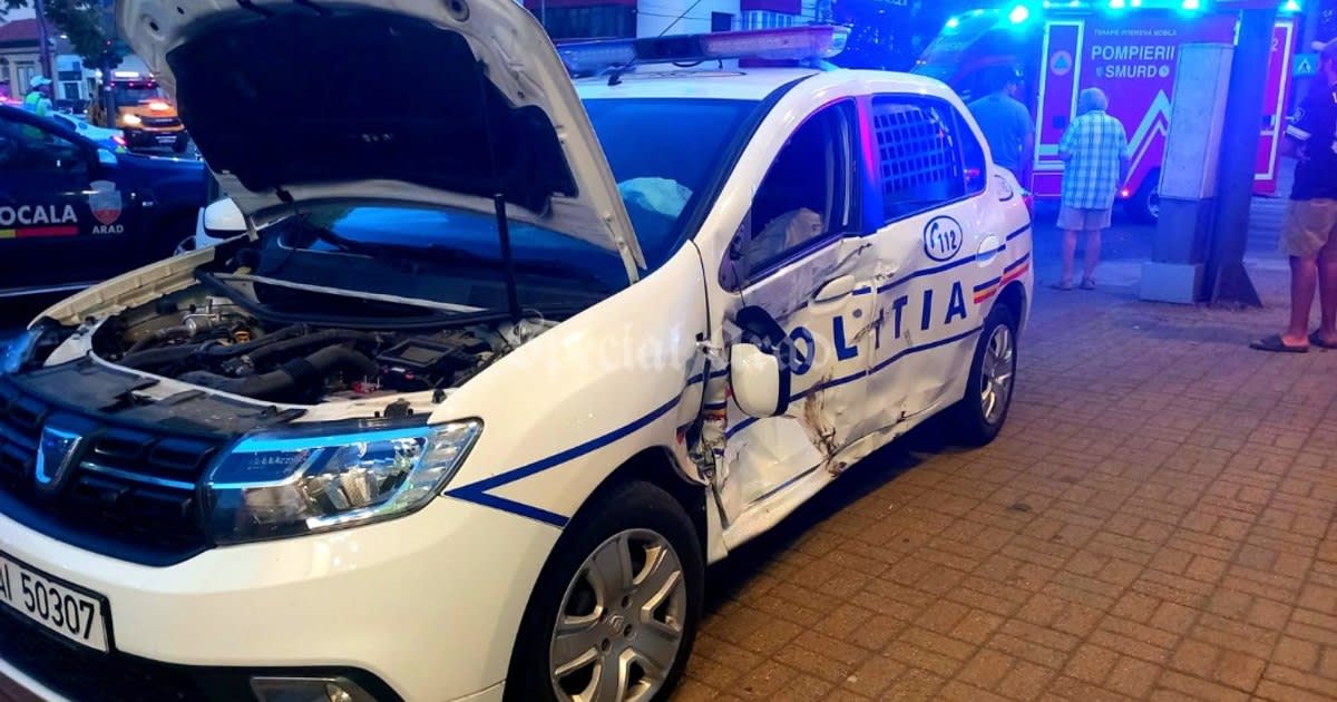 Un copil și doi bărbați, răniți după coliziunea dintre mașină și autospeciala de poliție în Arad