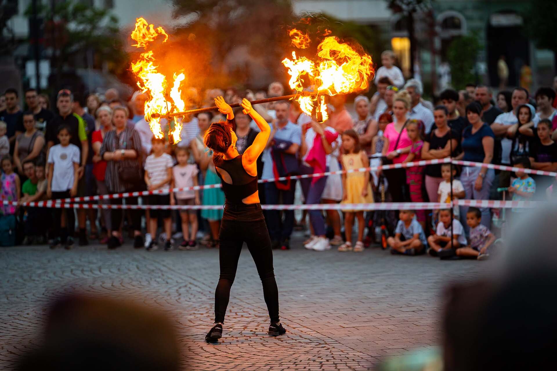 Spectacol de jonglerie cu foc în Sepsiszentgyörgy
