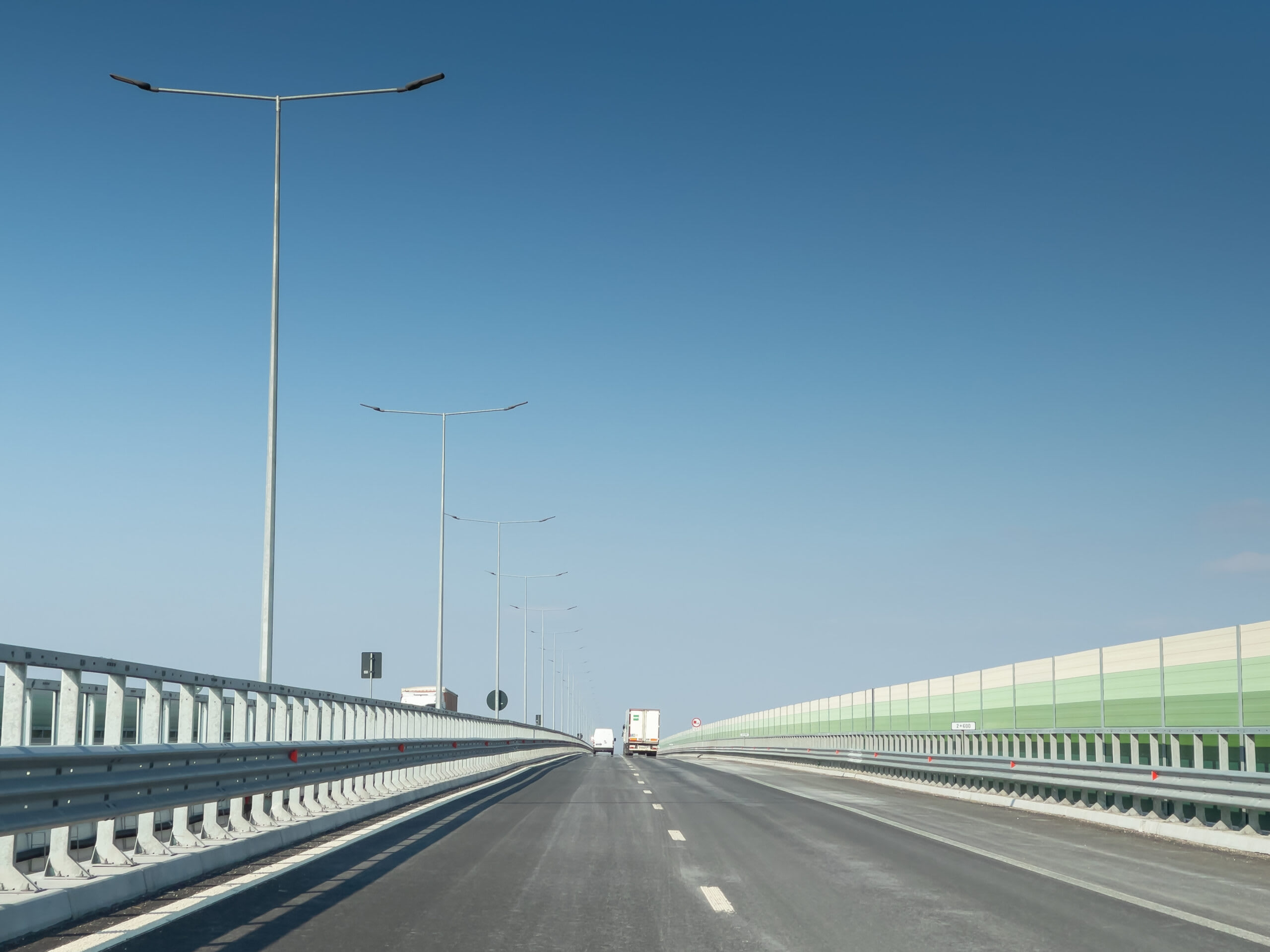 Autostradă A3 și A7 în România, trafic rutier, șoferi pe drum rapid Autostradă A3 și A7 în România, trafic rutier, șoferi pe drum rapid