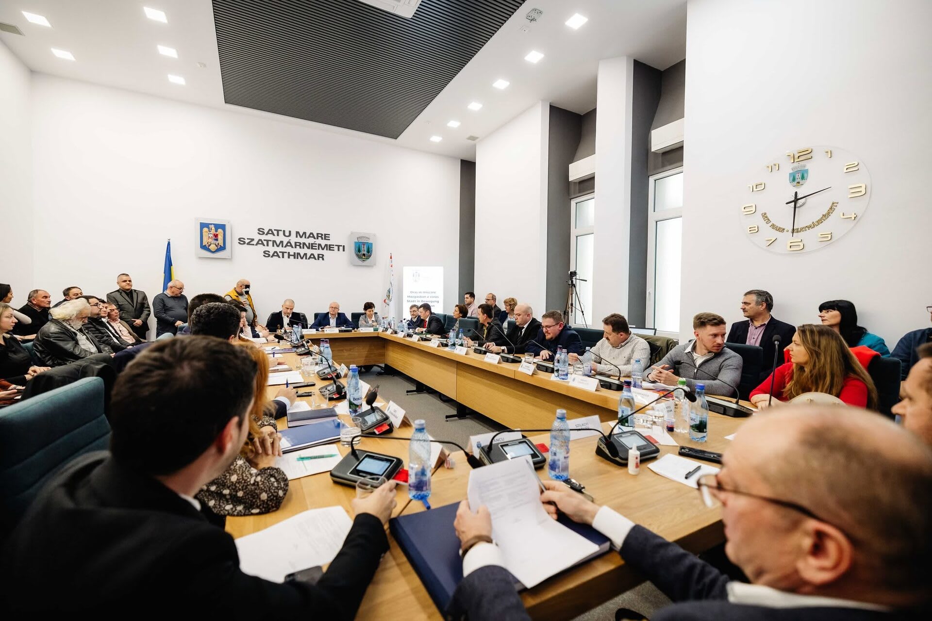 Consilier local în ședință, discuție legislativă Consilier local în ședință, discuție legislativă