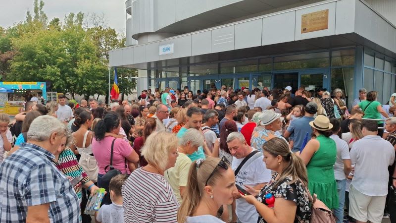 Spectatori admirând delfini în Delfinariul Constanța