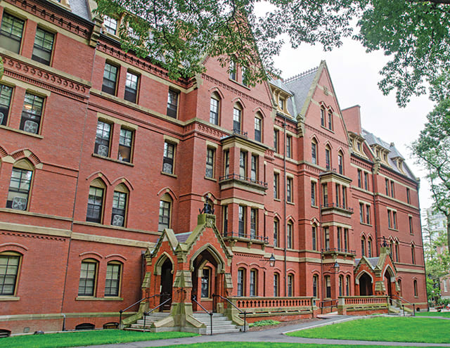 Universitate Harvard cu studenți în campus