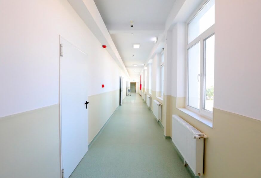 Lucrări de modernizare la școala din Constanța, elevi și muncitori în acțiune Lucrări de modernizare la școala din Constanța, elevi și muncitori în acțiune