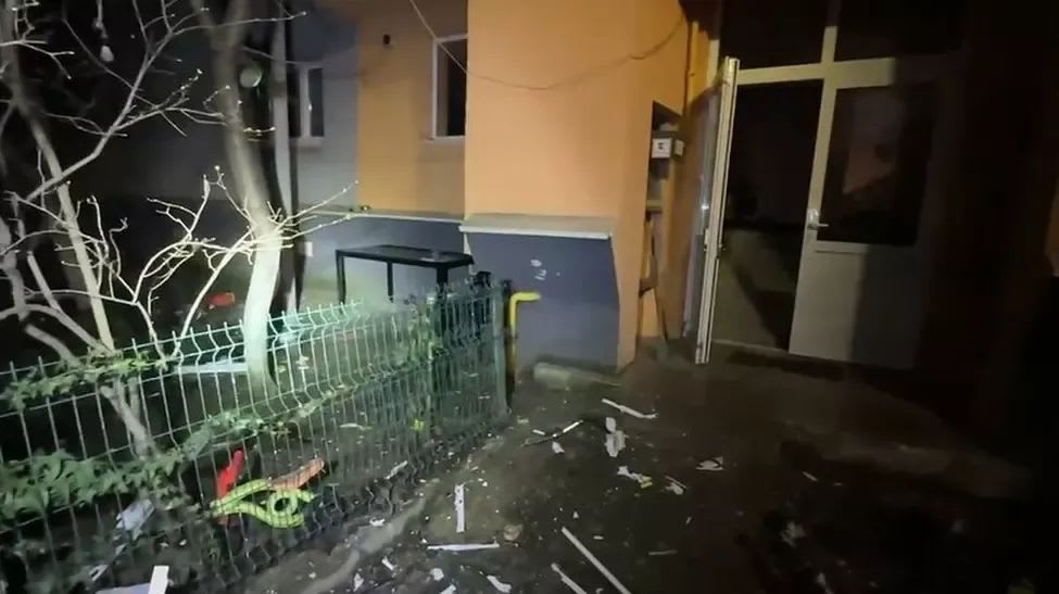 Nepalezi salvându-se de viitură, copaci și ape revărsate Nepalezi salvându-se de viitură, copaci și ape revărsate