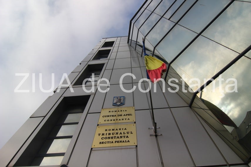 Judecător la tribunal în sala de judecată, proces în desfășurare