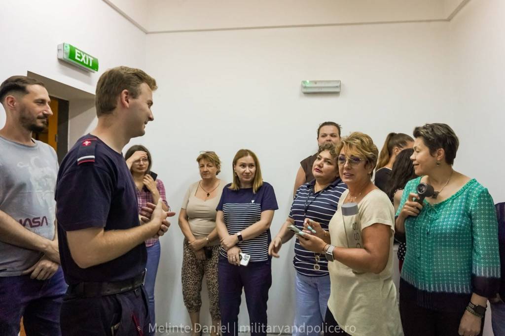 Reprezentanți ISU Brașov în timpul exercițiului de adăpostire Reprezentanți ISU Brașov în timpul exercițiului de adăpostire