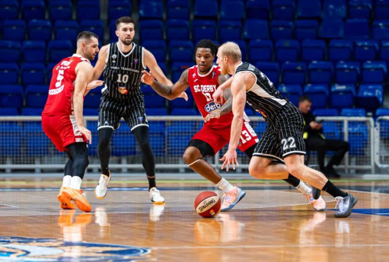 Echipa U-BT Cluj-Napoca în sală, în timpul unui meci din Liga Adriatică Echipa U-BT Cluj-Napoca în sală, în timpul unui meci din Liga Adriatică