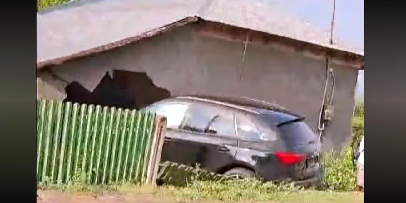Șoferiță de 23 de ani, accident în Bordei Verde: a intrat cu mașina în peretele unei case