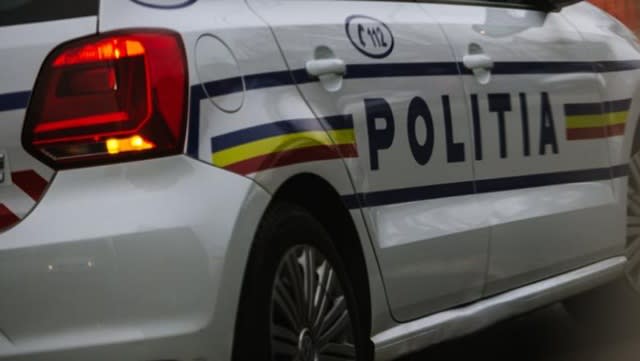 Trecători prindând un suspect de furt pe strada Dacia din Râmnicu Vâlcea Trecători prindând un suspect de furt pe strada Dacia din Râmnicu Vâlcea