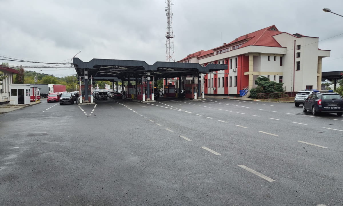 Autoritățile din Galați implementează măsuri de urgență pentru fluidizarea traficului la frontieră, unde peste 1,2 milioane de persoane au tranzitat în sezonul estival