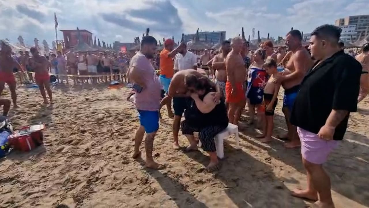 Turist, resuscitat pe plaja din Eforie: salvamarii l-au mai scos de 3 ori din apă