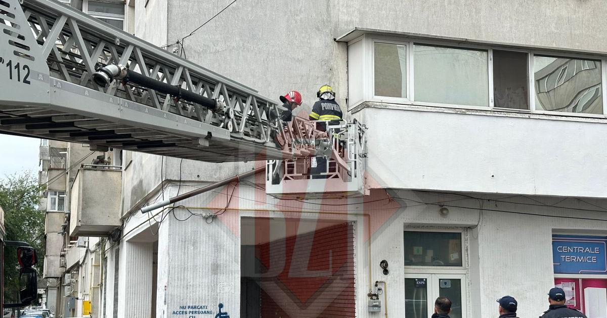 Pompieri intervenind pentru îndepărtarea unui burlan instabil de pe clădire în Iași Pompieri intervenind pentru îndepărtarea unui burlan instabil de pe clădire în Iași