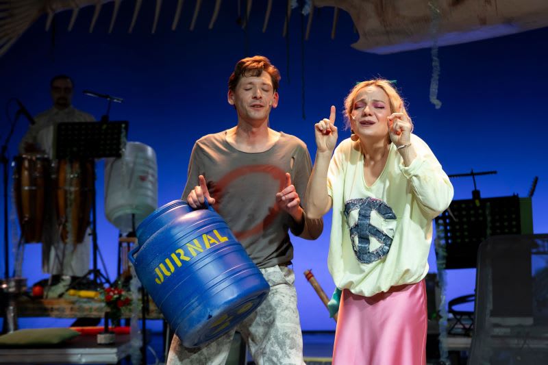 Actorii spectacolului «O insulă» cântând pe scenă în sala mare a teatrului