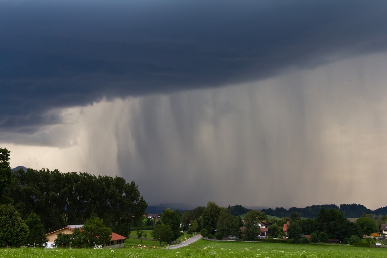 RO-Alert în 13 localități din Prahova: vijelii, grindină și ploi torențiale până la ora 18:00