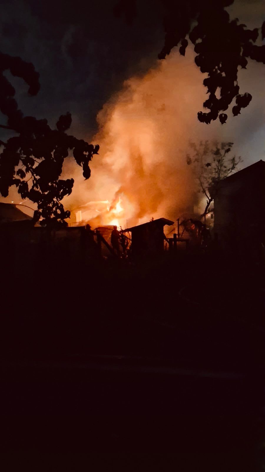 Pompieri în acțiune stingând un incendiu în Giurgiu Pompieri în acțiune stingând un incendiu în Giurgiu