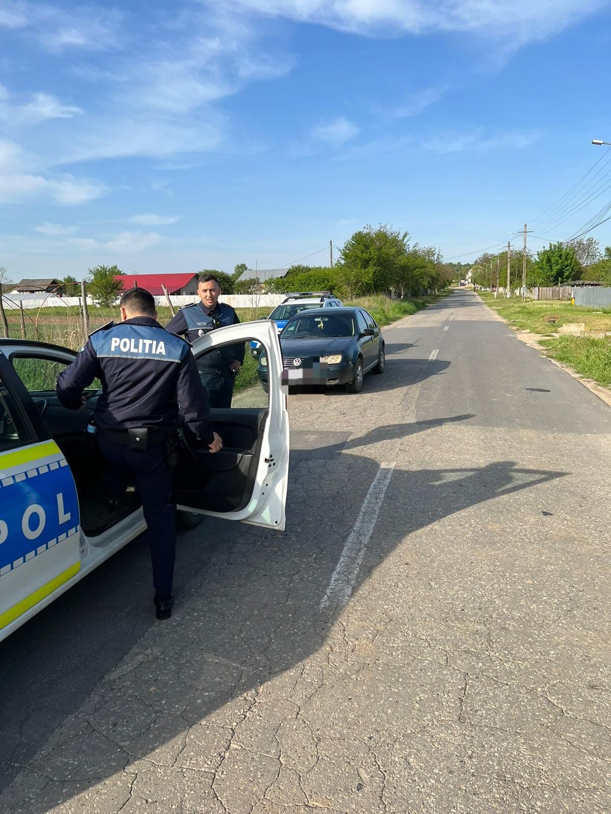 Polițiști de la Satu Mare verificând un autoturism în trafic Polițiști de la Satu Mare verificând un autoturism în trafic