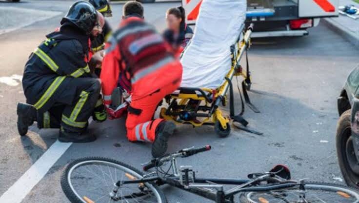 Biciclistă lovită de autoutilitară și minor răsturnat cu ATV-ul în Satu Mare