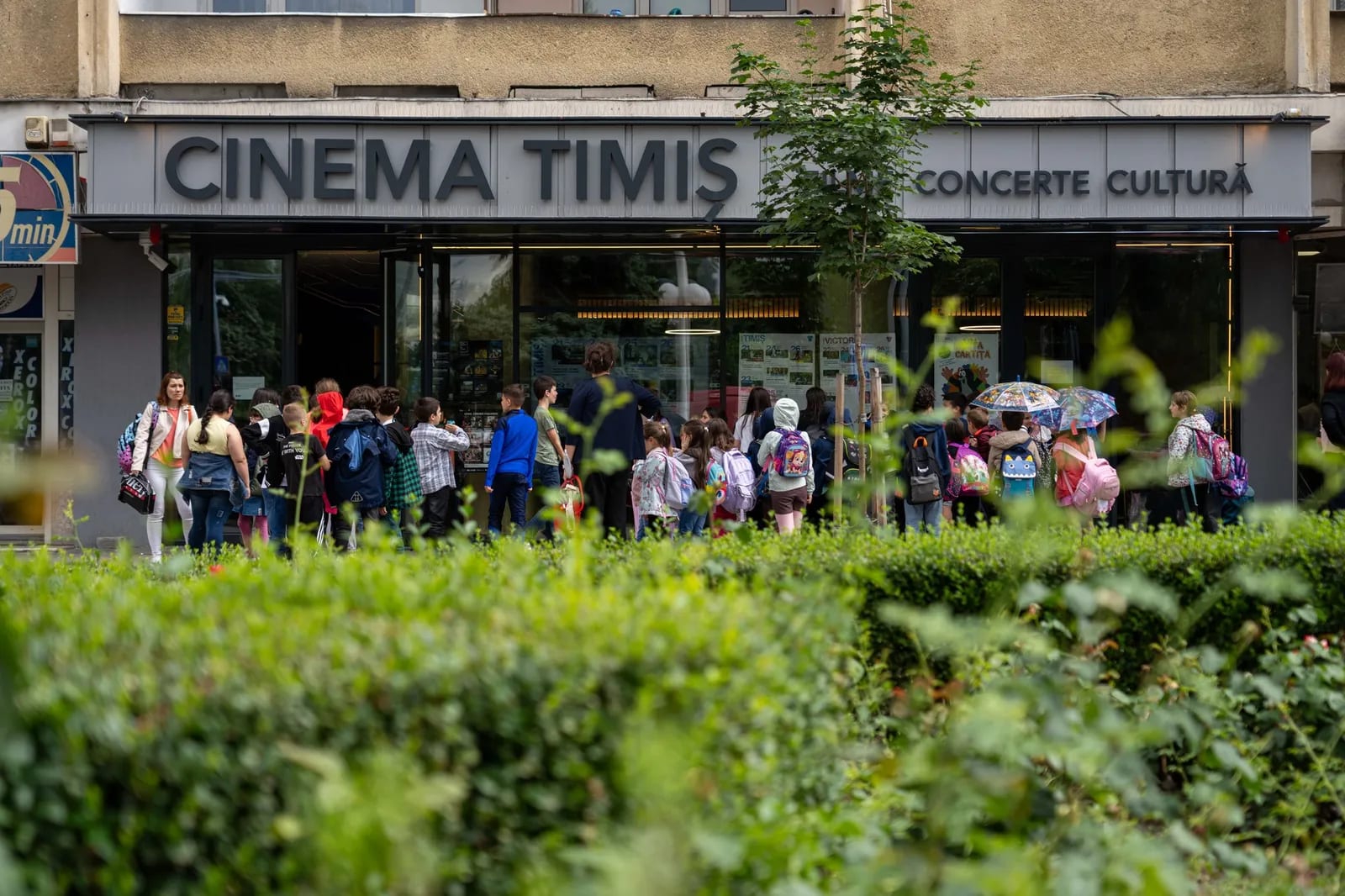Sala de cinema în Timișoara cu spectatori și ecran mare