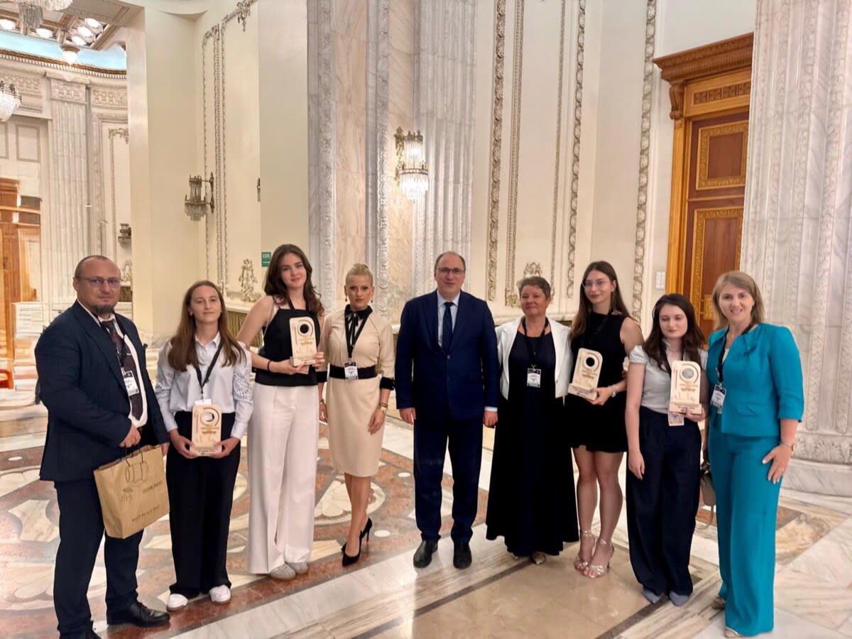 Eleve premiate la Gala Performanței în Palatul Parlamentului Eleve premiate la Gala Performanței în Palatul Parlamentului