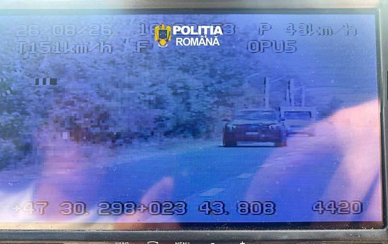 Șofer începător prins gonind cu 164 km/h. Poliția i-a stricat ”distracția”