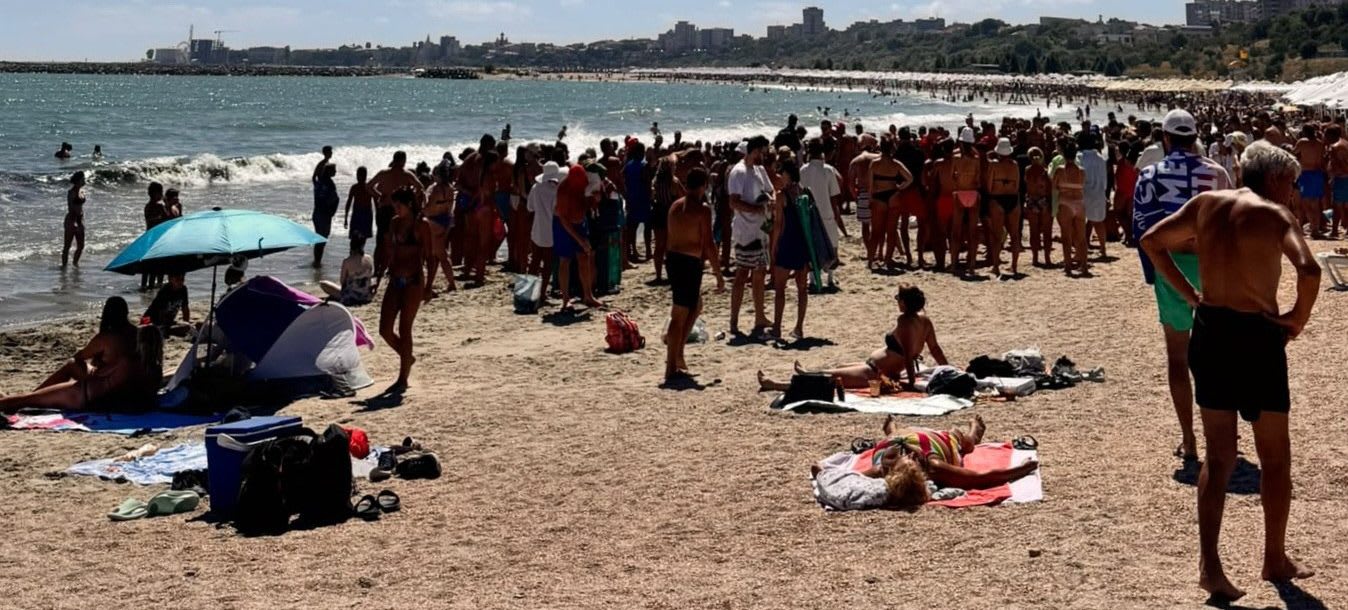 Plajă în Eforie Nord cu steag roșu ridicat Plajă în Eforie Nord cu steag roșu ridicat