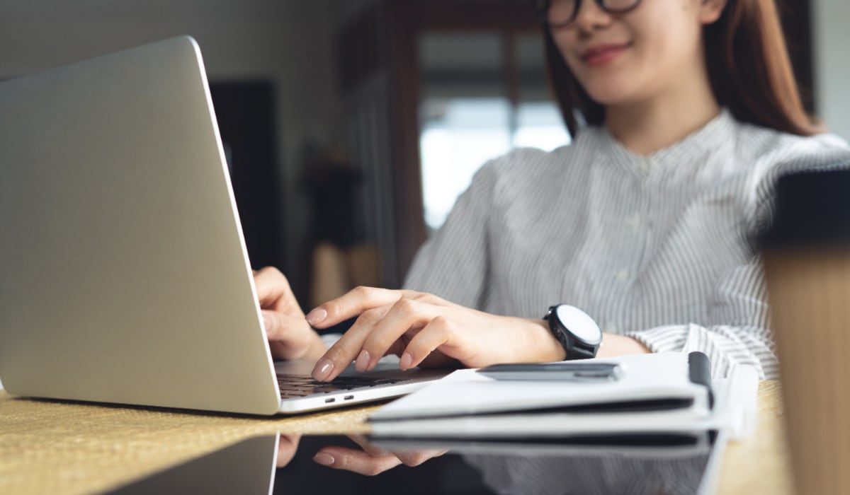 Ce poate urmări legal angajatorul pe laptopul de serviciu în România