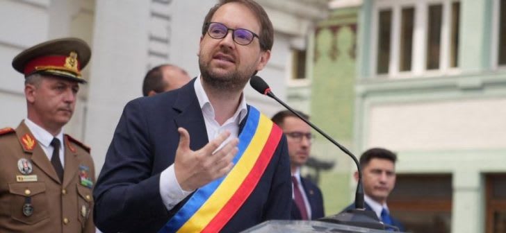 Dominic Fritz în conferință de presă, în fața camerei