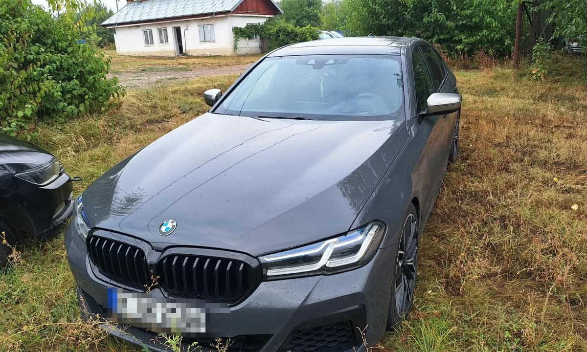 Mașină neînmatriculată pe platformă la frontieră Mașină neînmatriculată pe platformă la frontieră
