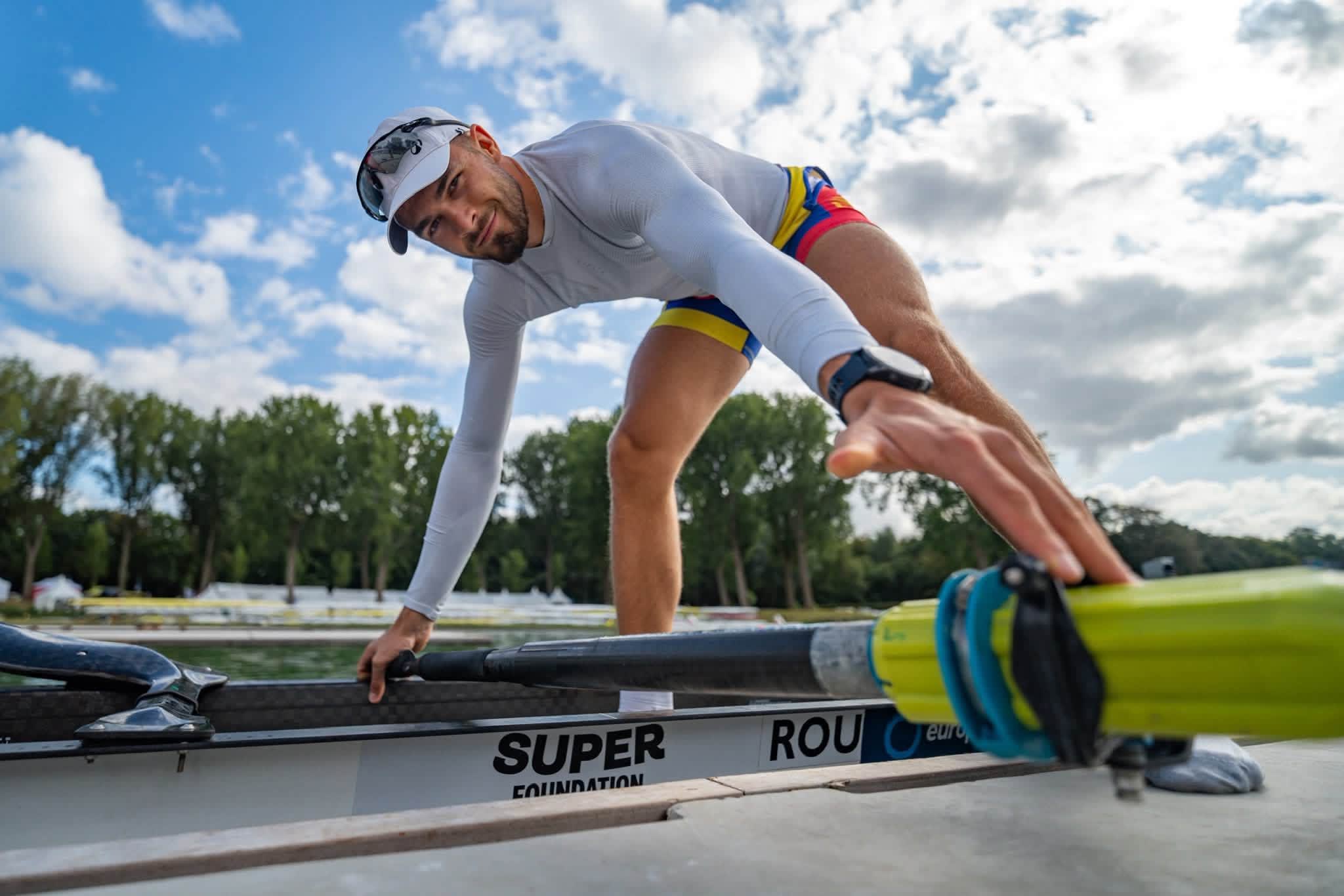 canotor în barcă pe apă, sportivi tineri, competiție internațională