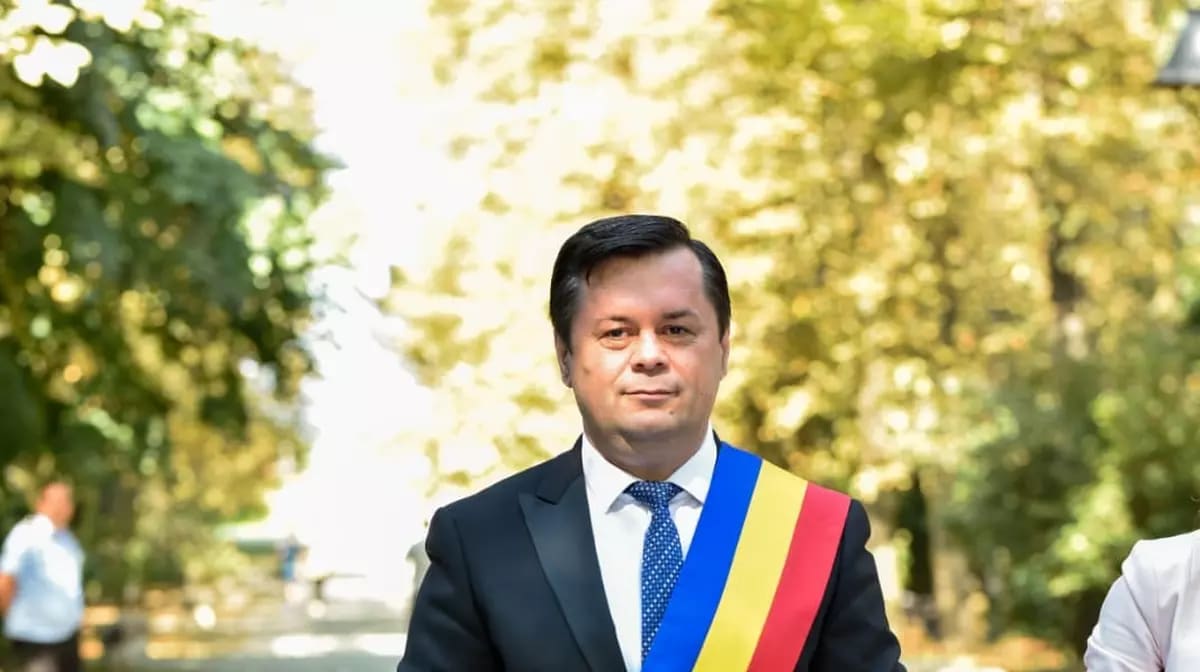 Primar din Gorj vorbește în fața primăriei Primar din Gorj vorbește în fața primăriei