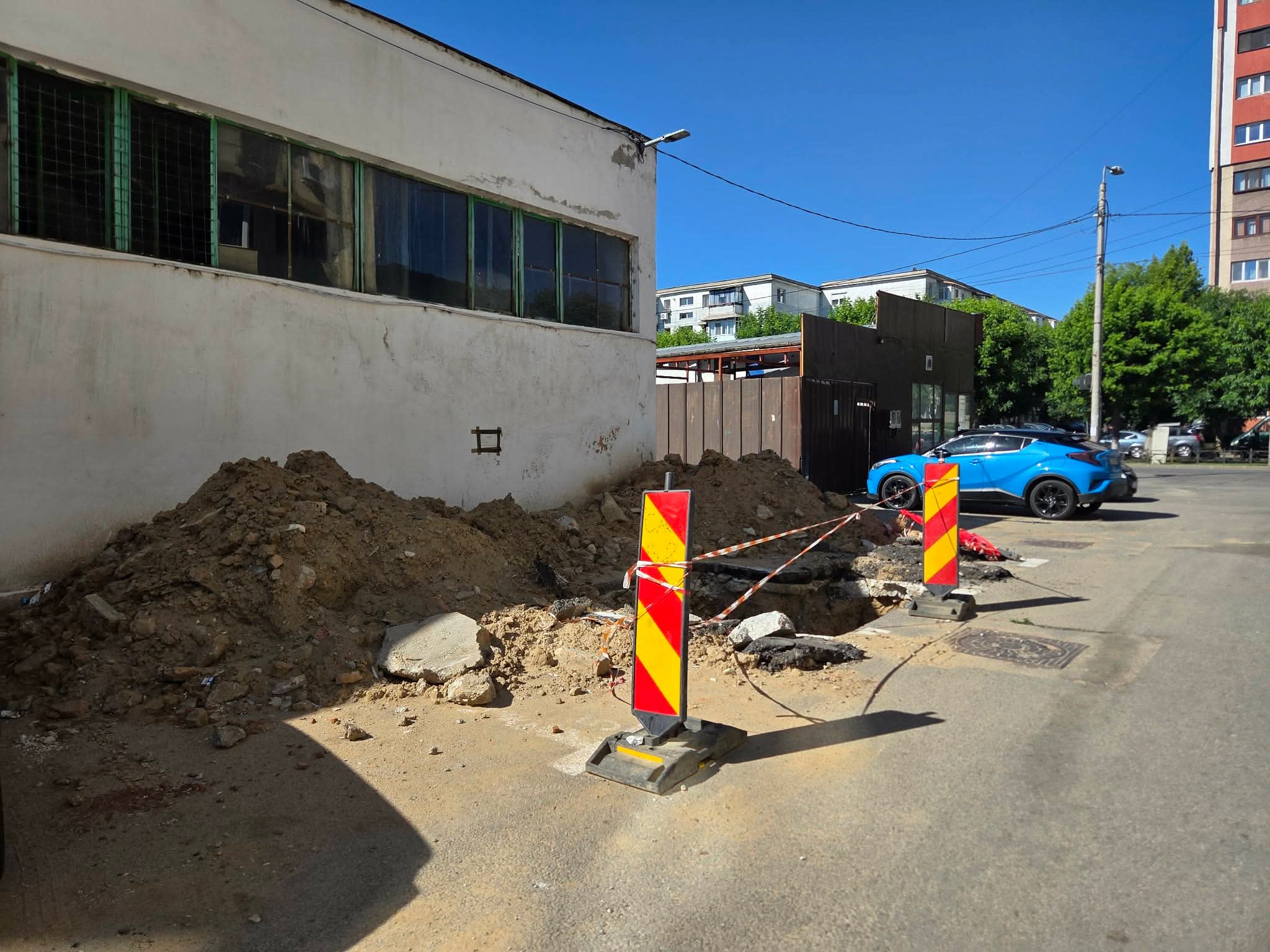 O parcare din Craiovița Nouă, „prizonieră” în lucrările CAO timp de trei luni. Oamenii și-au plătit locurile, dar nu le-au putut folosi